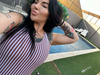 BustyRaven - Ich liebe es, dich langsam zu reizen, meine großen Brüste zu drücken und zu spielen, während ich dir direkt in die Augen schaue. Sinnliche Stripteases, Öl auf meinen Kurven, leidenschaftliches Dirty Talk und das Gefühl, richtig begehrt zu werden.